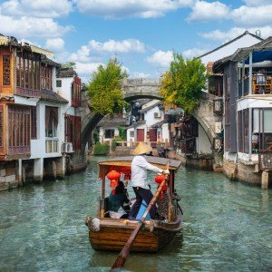 Landausflug: Traditionelles Wasserdorf Zhujiajiao mit Gondelfahrt