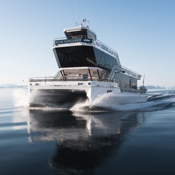 Entspannte Bootsfahrt durch den Lysefjord zum Preikestolen